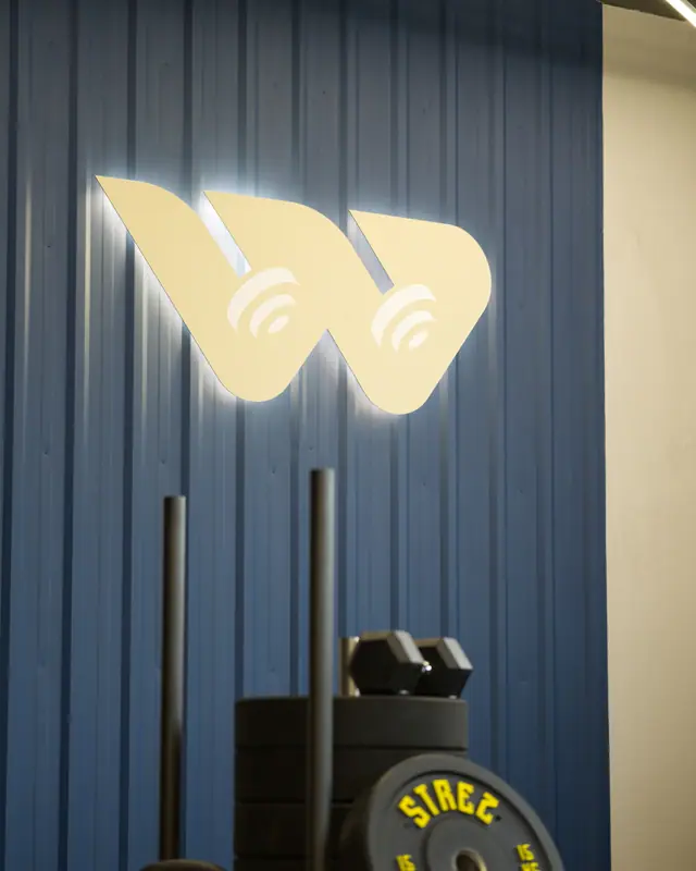 Podświetlane logo WERWA, sanie treningowe, kettlebell i obciążenia.